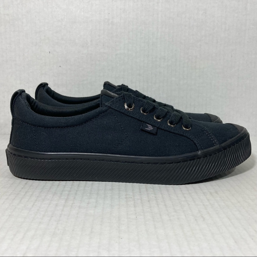 Cariuma Women's All Black Low-Top Sneakers